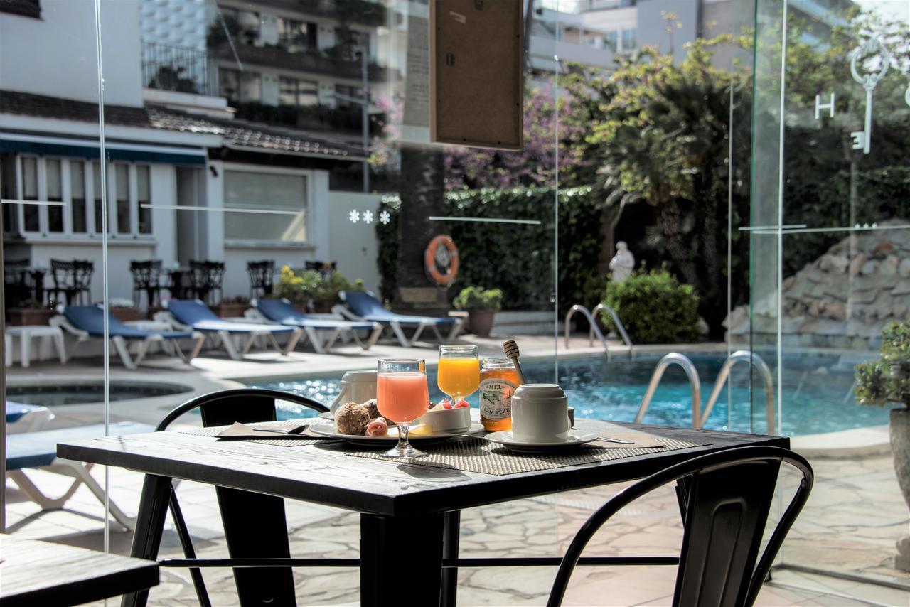 Hotel Capri Сіджас Екстер'єр фото